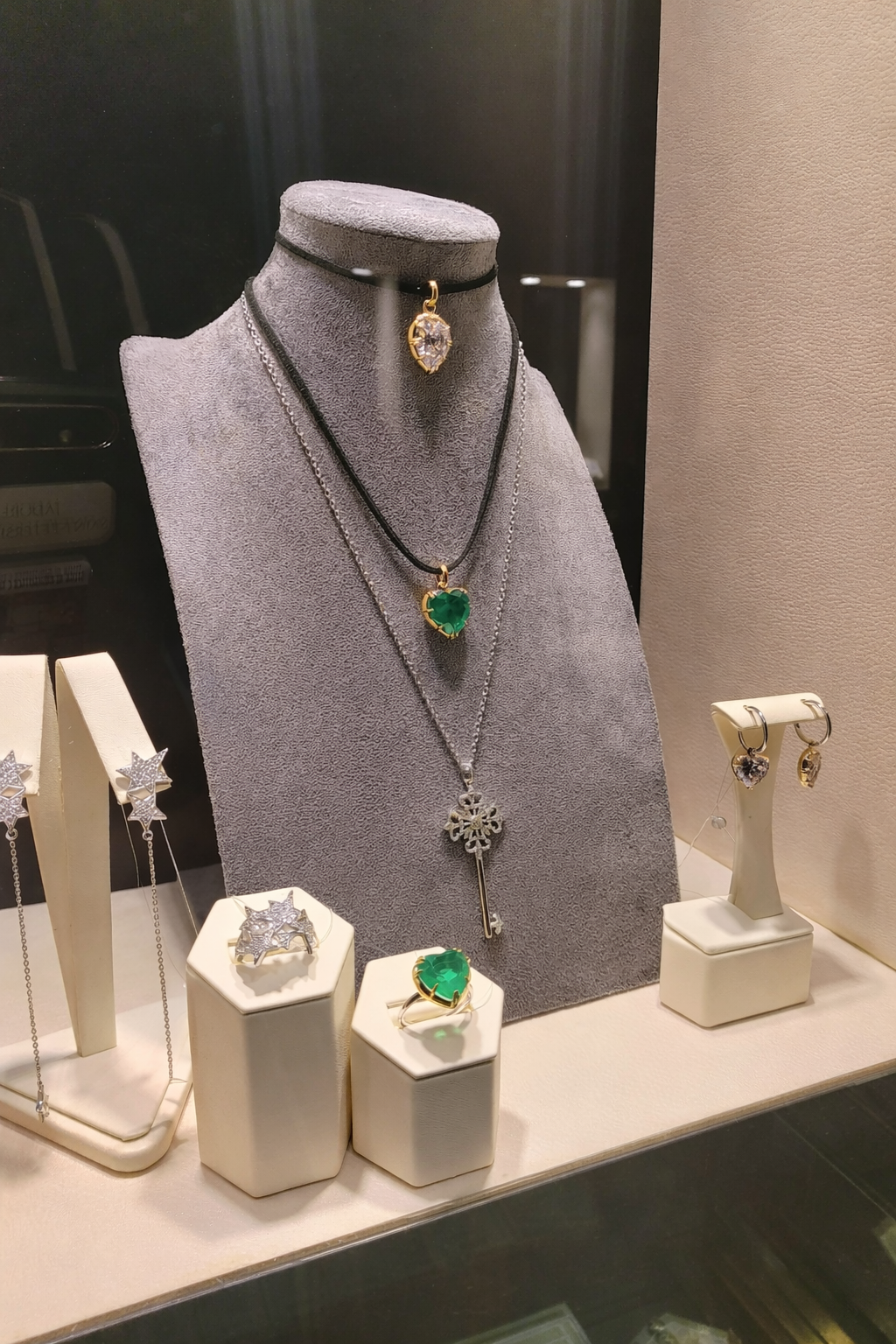 The Difference Between Fine and Fashion Jewelry