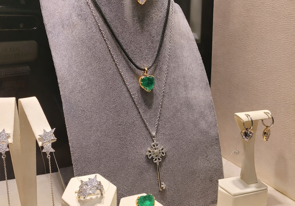 The Difference Between Fine and Fashion Jewelry