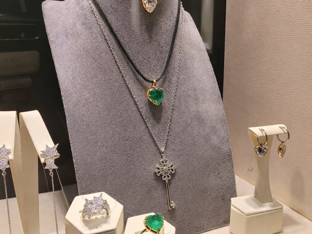 The Difference Between Fine and Fashion Jewelry